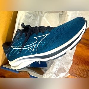 Brand new Mizuno Wave Rider 25 size 8 men’s